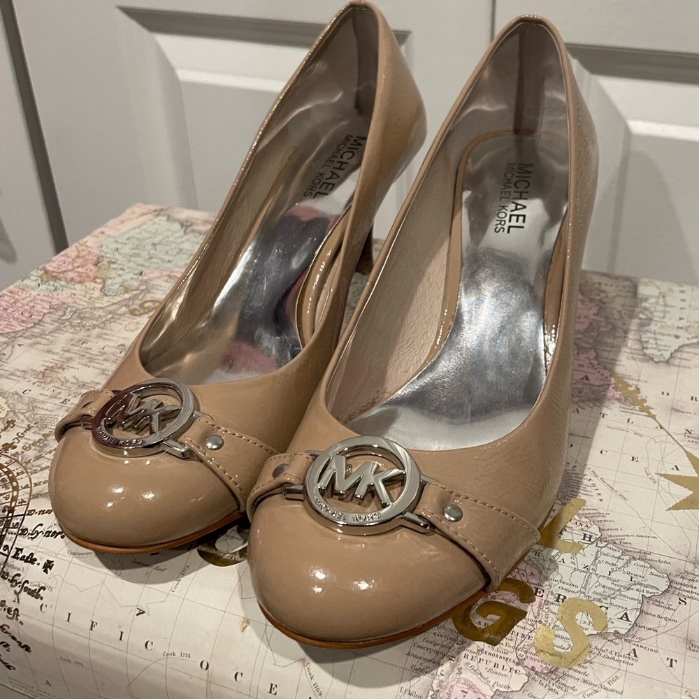 Beige Michael Kors pumps wood heel metal MK logo sz 6.5